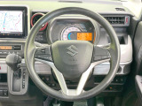 インテリアに合わせたデザインのステアリングは、運転される方のことも考え、運転しやすい形状、大きさです。是非一度、実際に触ってお確かめください。