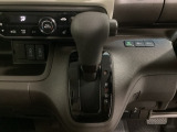 CVT車のセレクトレバーです。低速から高速まで、変速ショックのないスムーズな走りを実現するとともに、エンジン効率のよい領域を維持することで燃費にも貢献します。