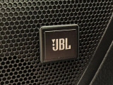 【JBLサウンドシステム】メーカーオプションの高品位サウンドシステムを搭載。専用のチューニングが施された大小様々なスピーカーから良質なサウンドが奏でられ、臨場感あふれる音響空間を演出します。
