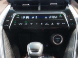 左右独立温度コントロールフルオートエアコンです。運転席、助手席それぞれで独立して温度設定ができます。冷え性の方が乗っても安心ですね♪