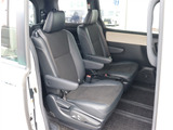 お車選びをお楽しみ頂けるよう、在庫車の展示スペースを十分に確保しております。