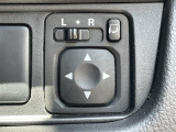 【電動格納ミラー】運転席のスイッチで、ドアミラーの開閉や角度の調整ができます。