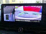 【アラウンドビューモニター】空から見下ろした映像がナビ画面にて確認可能です。駐車もラクラクですよ♪