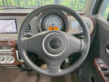 インテリアに合わせたデザインのステアリングは、運転される方のことも考え、運転しやすい形状、大きさです。是非一度、実際に触ってお確かめください。