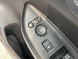 狭い駐車場で便利な電動格納ドアミラーが付いています。