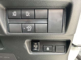 ハンドル右奥には各種設定スイッチがあります。運転者がスッと手を伸ばせば操作できので便利です。