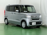 狭い駐車場でも、スライドドアならチャイルドシートへのお子さまの乗降や荷物の積載もスムーズ。とても便利な【助手席側。電動スライドドア】ドアハンドを少し引くだけでリアドアが自動開閉します。