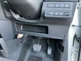 駐車ブレーキは指で操作する電動式です