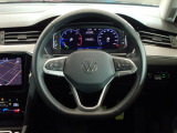 Volkswagen全車共通の上質な本革を使用した手触りのしっとりとしたステアリングです。唯一素肌が触れるハンドルは上位モデルと同じ握り心地になっております。