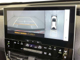 バックモニター付なので後退時に後方が見えるので安心。 車は構造上、死角がたくさんなので万が一を考えると必須ですね。 あくまで補助の為の装備、バックは目視で確認する事が重要ですよ。