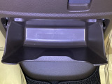 足元部分にはちょっとした小物を入れるのに便利な収納BOXもあります。