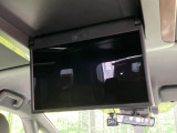 【13.2型有機ELフリップダウン】三列目からでも迫力のエンタメが観れる大画面フリップダウン。有機ELのモニターでは、一般的なフリップダウンよりも高コントラストでキレイな映像を楽しめます。
