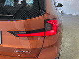 L字型リアコンビランプ:BMWの伝統的なデザインのひとつです。夜間でも誰が見てもBMWとわかる印象的なデザイン。