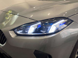 BMWの伝統の丸目4灯ヘッドライトでございます。LEDライトで視認性もよく明るく安全性の向上につながります。