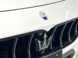 エクステリアにはもう一つエンブレムが。マセラティのイメージカラーのブルーが差し色に