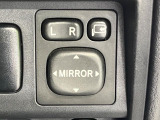 【電動格納ミラー】サイドミラーは電動格納式となっており、狭い駐車場でもキズがつくリスクを抑えられます。