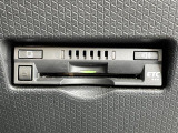【ETC】有料道路を利用する際に料金所で停止することなく通過できる、ETC車載器(ノンストップ自動料金収受システム機器)が装備されています。セットアップを行うことで利用可能になります。