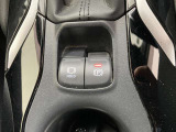 指先でパーキングブレーキの操作ができます。ブレーキホールドもついているので停止中に、ブレーキペダルから足を離しても停止状態を維持し続けてくれます。信号待ちなどの際に非常に便利です。