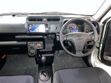 運転席周りのレイアウトをご覧ください。ナビゲーションが綺麗に装着されすっきり収まってますね!