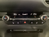 空調スイッチ類は最近流行のタッチパネル式ではなく、運転中でも直感的に操作できるダイヤル式を採用しております。