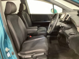 女性でも運転がしやすいように、シートの高さ調整機能(シートリフター)がついています。運転席と助手席の間が空いている為、助手席側への移動がスムーズです。交通量の多い道でも助手席側から乗り降りができます。