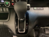 CVT車のセレクトレバーです。低速から高速まで、変速ショックのないスムーズな走りを実現するとともに、エンジン効率のよい領域を維持することで燃費にも貢献します。