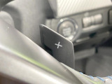 【パドルシフト】ハンドルから手を離さずに素早くシフトアップ&ダウンができるので、エンジンブレーキを使う下り坂や高速道路の合流で加速したい場面で役立ちます。
