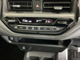オートエアコンで、毎日のドライブを快適に。温度、風量を自動で調整し、理想的な車内環境を提供します。