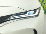 【LEDヘッドライト】悪天候や夜間走行時も良好な視界を確保し安心して運転できる高輝度LEDヘッドライトを装備!点灯速度が早く、消費電力も抑えられています。
