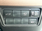 【パワーバックドア】スマートキーや運転席のボタンを押すだけでリアゲートが自動で開閉します!荷物を持っている時や、高い位置にあるバックドアを閉める際に便利な機能です♪