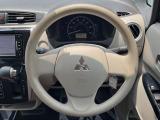 インテリアに合わせたデザインのステアリングは、運転される方のことも考え、運転しやすい形状、大きさです。是非一度、実際に触ってお確かめください。