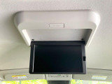 【フリップダウンモニター】大画面モニターで後席でもエンタメをお楽しみいただけます。小さなお子様にも大人気の装備です♪