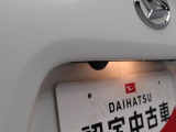 このお車はバックカメラが付いています。ナビをつければ連動できます。バックの操作が楽になります。