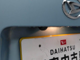 後退時に車両の後ろ側をモニター画面に表示します。車庫入れなどでバックする際に後方確認ができて便利です。車庫入れが苦手な人もこれで安心。