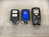 スマートキーを装備しています。鍵を差し込むことなくドアロックの開け閉めと、スタートボタン操作でのエンジンスタートができます。加えて、純正リモコンエンジンスターター用の操作キーもついています。