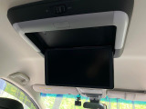 【フリップダウンモニター】大画面モニターで後席でもエンタメをお楽しみいただけます。小さなお子様にも大人気の装備です♪