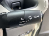 車外の明るさに応じでライトを点灯、消灯してくれるオートライト機能です☆お天気の良い昼間のトンネル走行などオートにしてると便利で安心です☆エンジン停止時にライトの消し忘れも無くなります☆