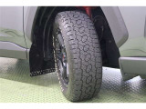 タイヤサイズ 225/65R17。オンロードも、オフロードも。様々な地形と気象環境を走破する本格オールテレーンタイヤ。スタイリッシュな側面の白文字刻印が足元の存在感を強調しています。