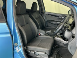 運転席は、大きな座面と包み込むような背もたれがドライバーの身体全体をしっかり支えます。上質なシート素材と座り心地のよいクッションを採用し、長時間の運転やコーナーの多い道も快適です。