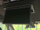 【フリップダウンモニター】大画面モニターで後席でもエンタメをお楽しみいただけます。小さなお子様にも大人気の装備です♪