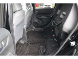 【チップアップシート 】座面を跳ね上げることで、後席足元に高さのある荷物を積むことができます!