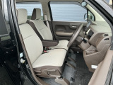 フロントシートです!!ベンチシートなので座席の移動もスムーズに出来ます!!足元も広く運転も楽ですよ!!