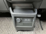 USB電源ソケットが前席中央にあり、便利に使えます☆