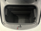 フロントラゲッジスペース(車載工具/タイヤパンク修理キット付)