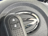【キーフリーシステム】カバンやポケットに入れたままでもドアの施錠・解錠が可能なスマートキーを装備。エンジンのオン・オフ時もカギを取り出す必要が無いからとっても便利です♪