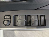 パワーウィンドウのスイッチですよ。 運転席に居ながら窓を開け閉めのコントロールできますよ。 ロック機能で、子供がイタズラして窓を開けるという事も無くなりますよ。