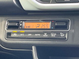 【オートエアコン】一度お好みの温度に設定すれば、車内の温度を検知し風量や温度を自動で調整。暑い&hellip;寒い&hellip;と何度もスイッチ操作をする必要はありません。快適な車内空間には必須の機能ですね♪