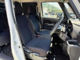 大型アームレストが付いてて長距離運転も楽です