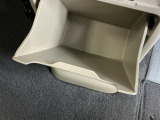 足元部分にはちょっとした小物を入れるのに便利な収納BOXもあります。