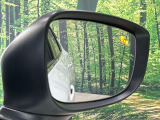 【ブラインドスポットモニタリング】走行中、ドアミラーの死角になりやすい箇所に後続車が接近するとサイドミラー付近に警告を表示、ドライバーに注意喚起をしてくれます。